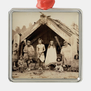 マオリ家族、ニュージーランド、c.1880s (卵白のプリント) メタルオーナメント