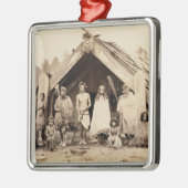 マオリ家族、ニュージーランド、c.1880s (卵白のプリント) メタルオーナメント (左)