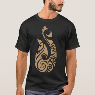 マオリ平マトーフィッシュフックタトゥーギフトアイディア Tシャツ