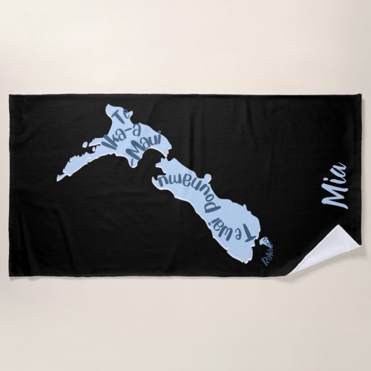 マオリ諸島の名前が記されているアオテアロアの地図 ビーチタオル (正面)