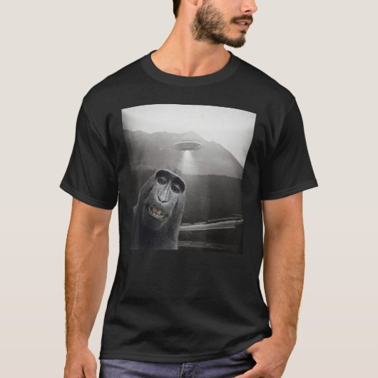 マカケおもしろいモンキーセルフィー愛好家エイリアンUFOセルフィ Tシャツ (正面)