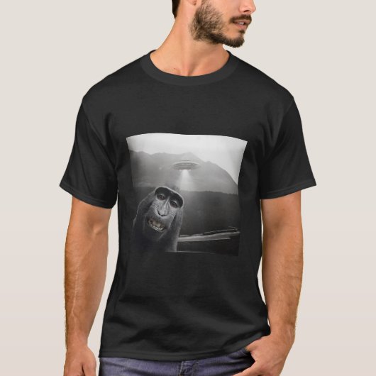 マカケおもしろいモンキーセルフィー愛好家エイリアンUfo Selfi Tシャツ (正面)
