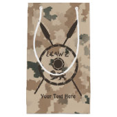 マカビーシールドと槍 – 砂漠 スモールペーパーバッグ (正面)