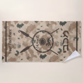 マカビーシールドと槍 – 砂漠 ビーチタオル (正面)