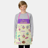 マカロンカップケーキ棒つきキャンデーとドーナツ小 エプロン (着用した状態)