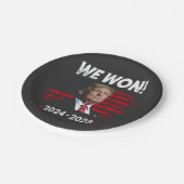 マガ誇りを持ったー大統領トランプ氏が成熟の日を制した ペーパープレート (アングル)