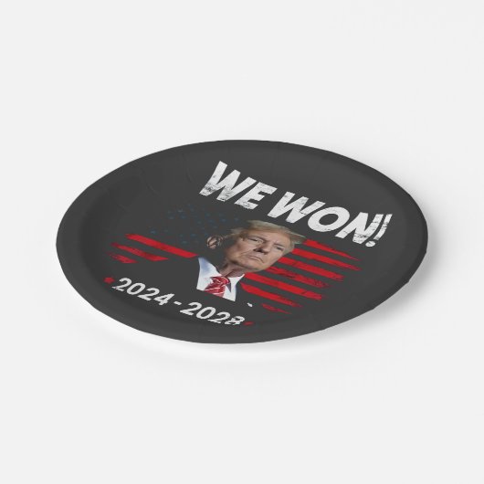 マガ誇りを持ったー大統領トランプ氏が成熟の日を制した ペーパープレート (アングル)