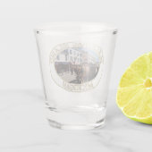 マキナック島のダウンタウンにある馬と馬車(MI) ショットグラス (裏面)