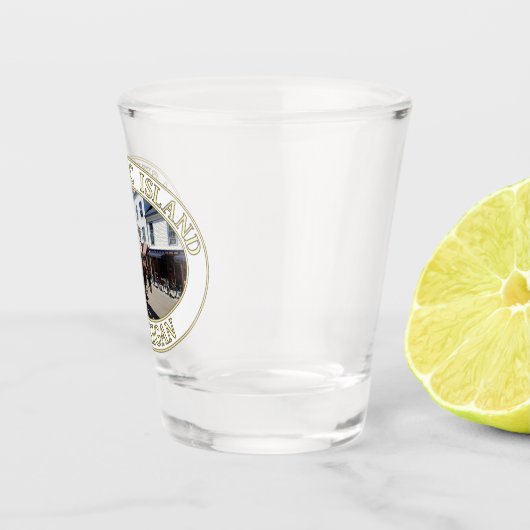 マキナック島のダウンタウンにある馬と馬車(MI) ショットグラス (右)