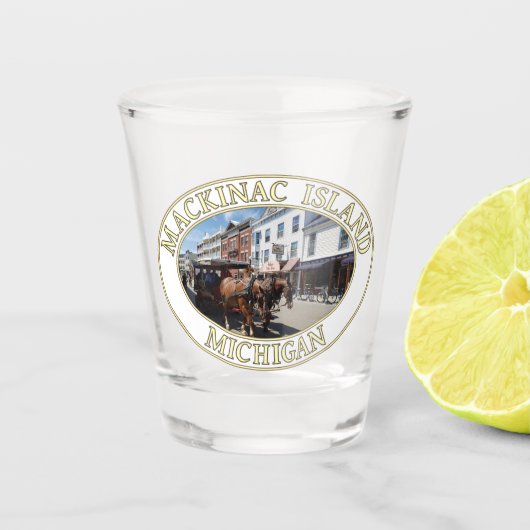 マキナック島のダウンタウンにある馬と馬車(MI) ショットグラス (正面)