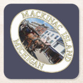 マキナック島のダウンタウンにある馬と馬車(MI) スクエアペーパーコースター (正面)