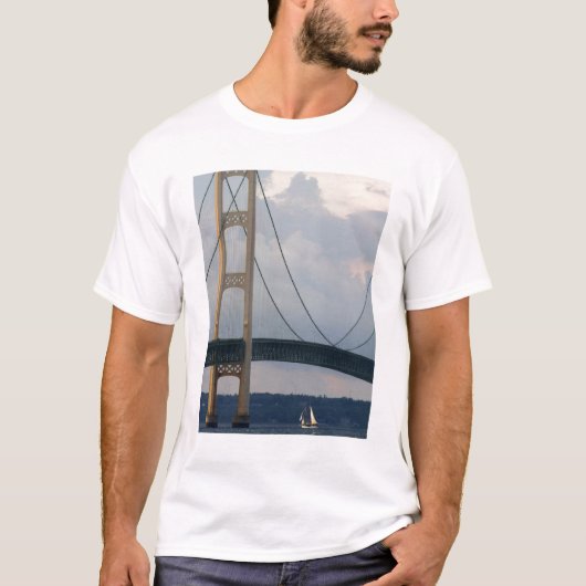 マキナック橋、ミシガン州、アメリカ Tシャツ (正面)