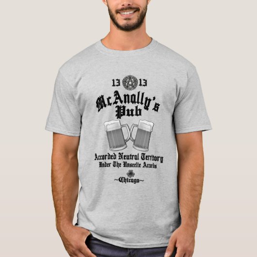マキャナリーズパブの黒いロゴ Tシャツ (正面)