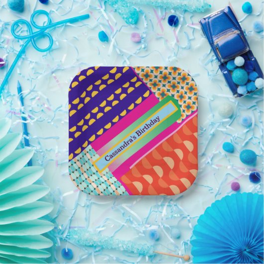 マクシマリスト誕生日繰り返しパターカラフルン ペーパープレート (パーティー)