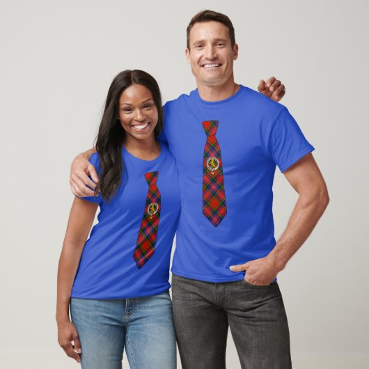 マクファーソン タータンチェック ネクタイ Tシャツ バッジ付き (ユニセックス)