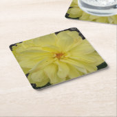 マクロイエローダリア花 スクエアペーパーコースター (アングル)