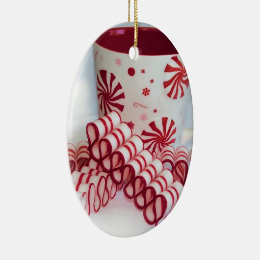 マグが付いている旧式の赤と白のリボンキャンデー セラミックオーナメント (右)