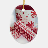 マグが付いている旧式の赤と白のリボンキャンデー セラミックオーナメント (正面)