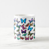 マグによってなびいている蝶 コーヒーマグカップ (中央)
