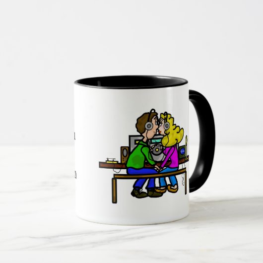 マグに接吻しているアマチュア無線オペレータは呼出しをカスタマイズ マグカップ (正面右)