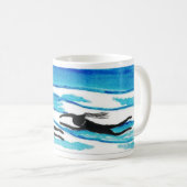 マグのまわりの水泳。水及び空 コーヒーマグカップ (正面右)