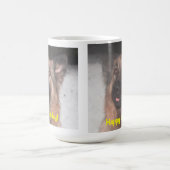 マグのドイツの羊飼いが幸せな日に舌を張る コーヒーマグカップ (中央)