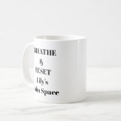 マグの呼吸とリセット – パーソナライズされた Calm Reminder コーヒーマグカップ (正面左)