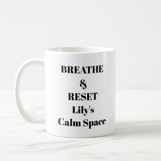 マグの呼吸とリセット – パーソナライズされた Calm Reminder コーヒーマグカップ (左)