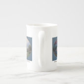 マグの誕生日のコテージの骨灰磁器 ボーンチャイナマグカップ (裏面)