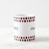 マグの赤く及び黒くアーガイル柄のでパーソナライズなクラス コーヒーマグカップ (中央)