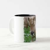 マグの馬の子馬の臭いがする花 ツートーンマグカップ (正面左)