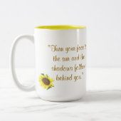 マグの黄色いインテリアが付いている黄色いヒマワリのマグ ツートーンマグカップ (左)