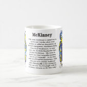 マグのMcKinney家族の紋章付き外衣 コーヒーマグカップ (中央)