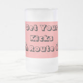 マグはルート66の遠征のノスタルジアのあなたの蹴りを得ます フロストグラスビールジョッキ (中央)