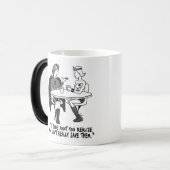 マグを変形させているCodependentのSuperheroines モーフィングマグカップ (正面左)