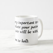 マグを持ち続ける コーヒーマグカップ (正面右)