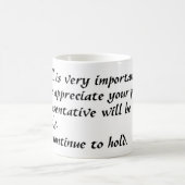 マグを持ち続ける コーヒーマグカップ (中央)