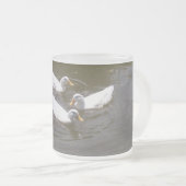 マグを泳いでいる白いアヒル フロストグラスマグカップ (正面右)