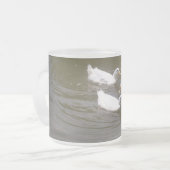 マグを泳いでいる白いアヒル フロストグラスマグカップ (正面左)