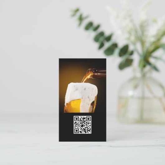 マグカップにビールを注ぐ 名刺 (スタンド正面)