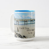 マグカップに感謝の気持ちを込めて毎日を過ごす ツートーンマグカップ (正面左)