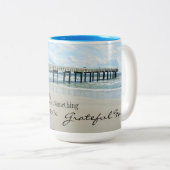 マグカップに感謝の気持ちを込めて毎日を過ごす ツートーンマグカップ (正面右)