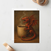 マグカップのおもしろいファンタジーアートを抱く小さなコーヒードラゴン ノートカード (正面/裏面インサイチュ)