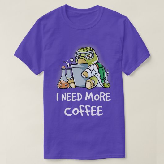 マグカップのカフェインにもっとコーヒーがおもしろい要る Tシャツ (デザイン正面)