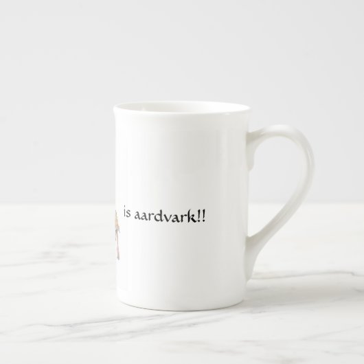 マグカップの上で座ったり飲んだりするアードバークの漫画 ボーンチャイナマグカップ (右)