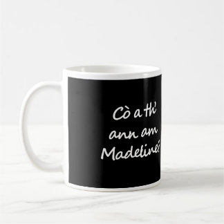 マグカップの片面にはCò a th' ann am Madeline?とプリントされています コーヒーマグカップ