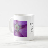 マグカップ紫の花と文字: "良い日を持っている" コーヒーマグカップ (正面左)