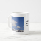 マグカップ雪の山と文字楽しむ: "あなたの日" コーヒーマグカップ (正面左)