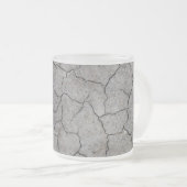 マグカップ:乾燥したひび割れた灰色の土壌の粘土。つや仕上げ フロストグラスマグカップ (正面右)