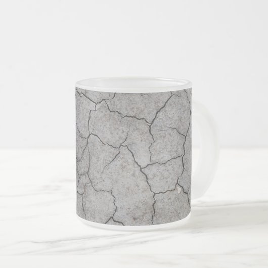マグカップ:乾燥したひび割れた灰色の土壌の粘土。つや仕上げ フロストグラスマグカップ (正面右)
